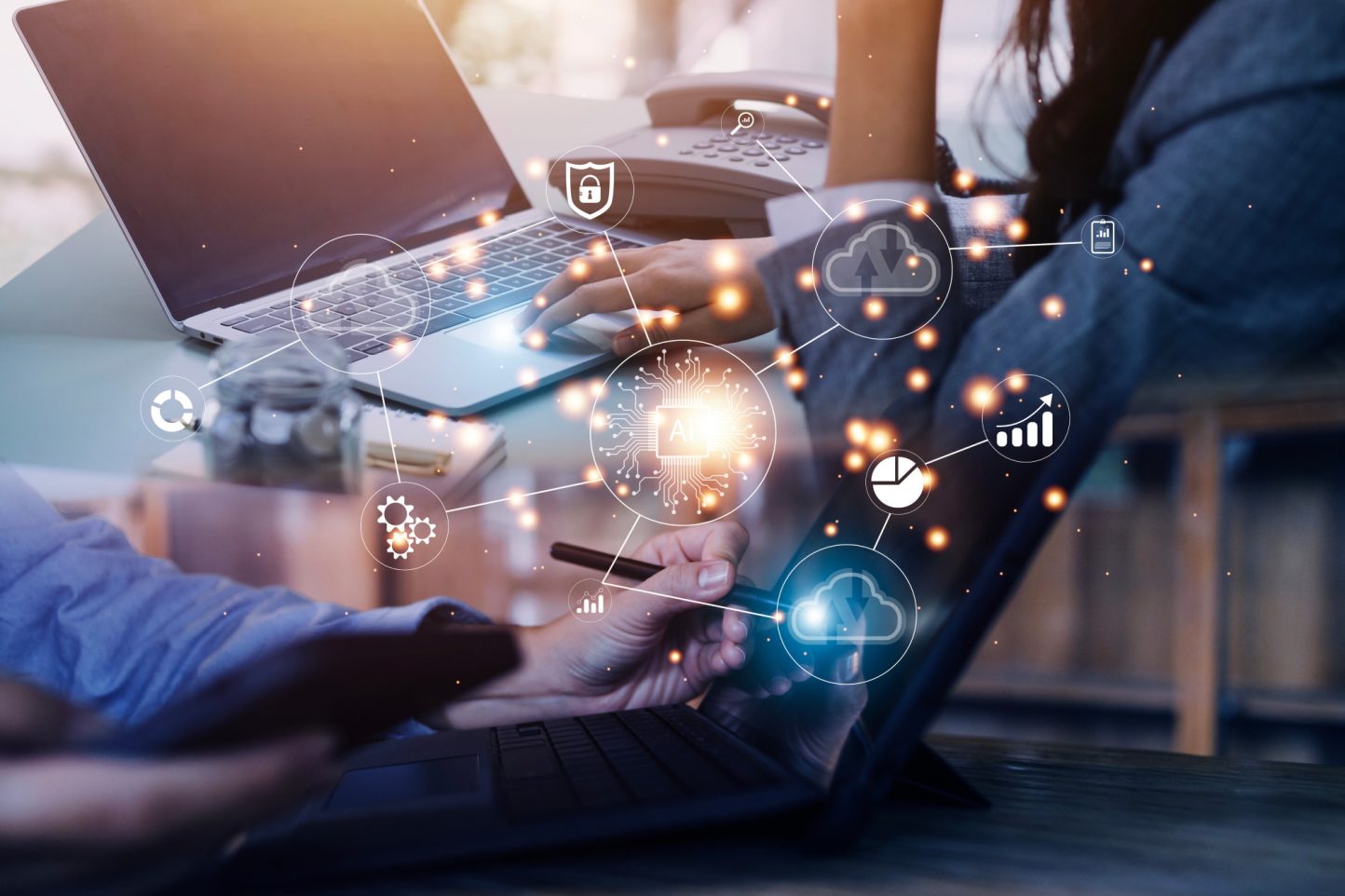 Personen arbeiten an Laptops. Überlagert durch Symbole für Technologie und Vernetzung.