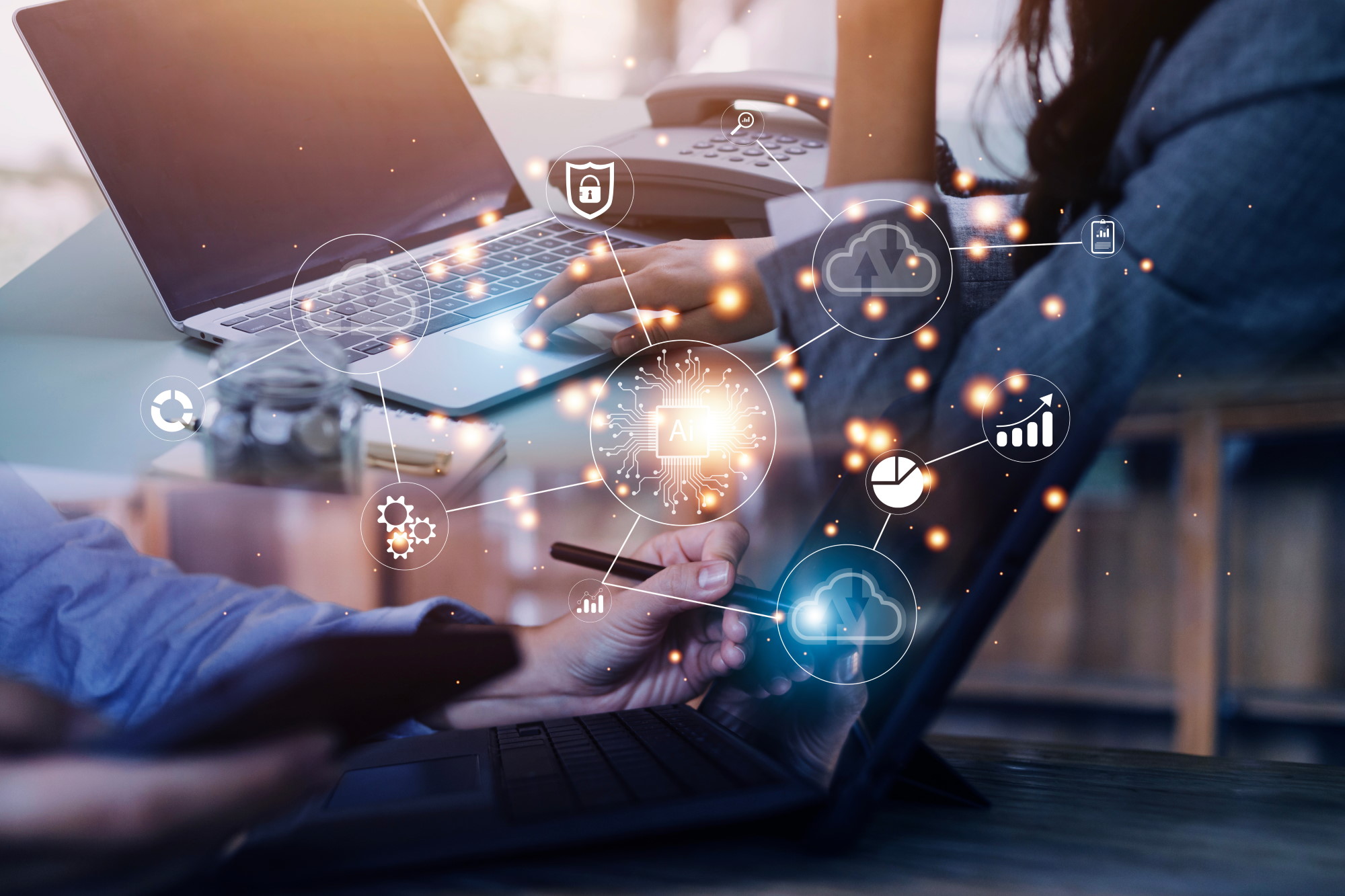 Personen arbeiten an Laptops. Überlagert durch Symbole für Technologie und Vernetzung.