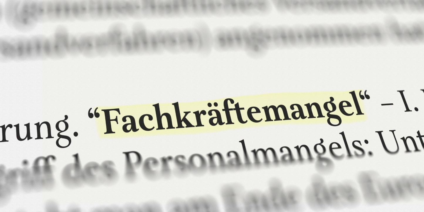 Fachkräftemangel im Buch mit Textmarker markiert